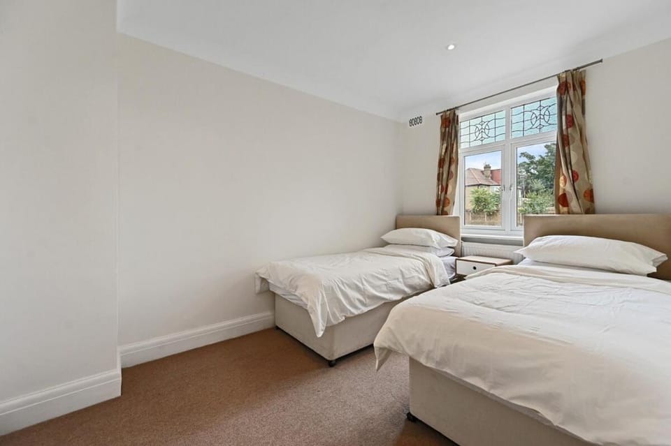 Spacious 4-Bedroom Luxury Retreat in Willesden House in London
