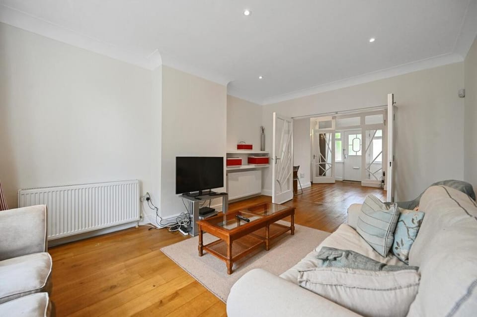 Spacious 4-Bedroom Luxury Retreat in Willesden House in London