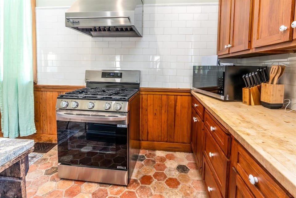 Kitchen or kitchenette, microwave, oven, stove