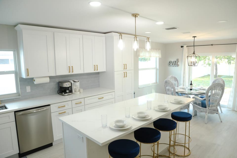 Coffee/tea facilities, Kitchen or kitchenette, Seating area, Dining area, dishwasher