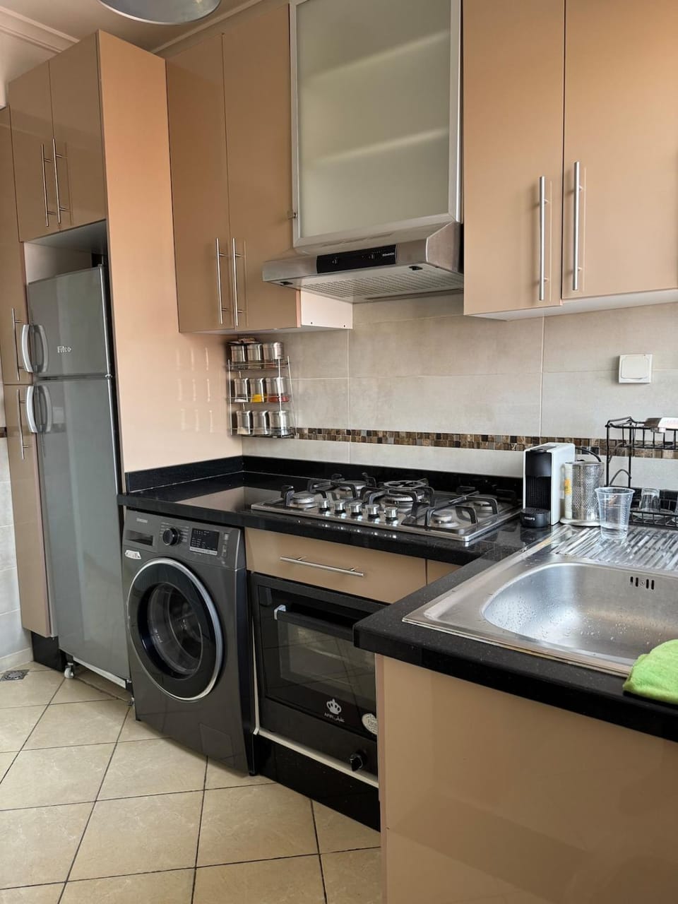 Kitchen or kitchenette, oven, washing machine