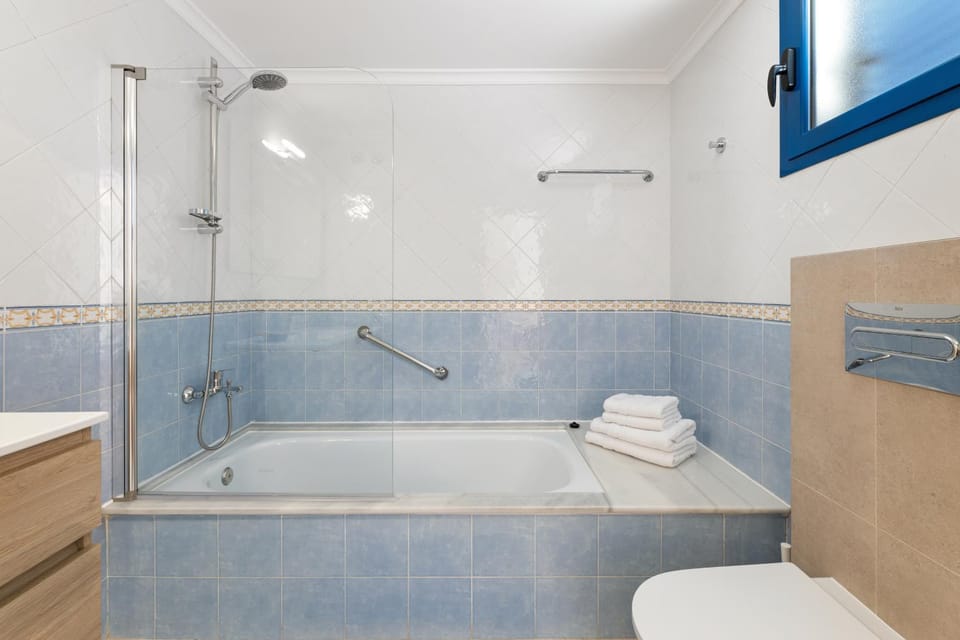 Bathroom, Bath, towels