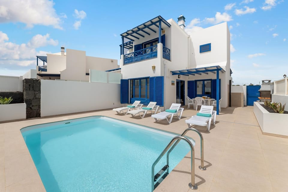 Property building, Patio, Balcony/Terrace, Swimming pool, sunbed