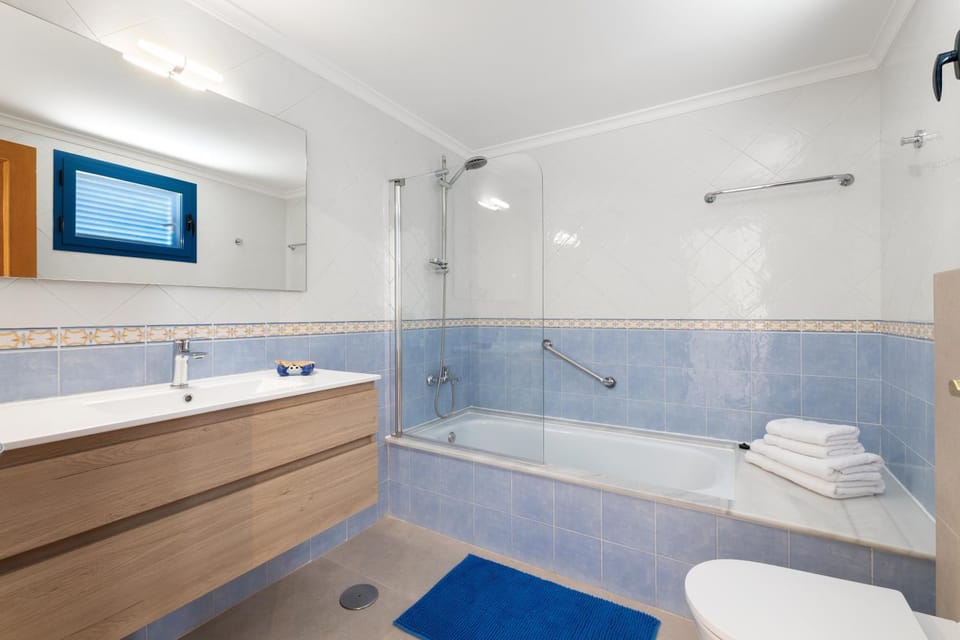 Bathroom, Bath, towels