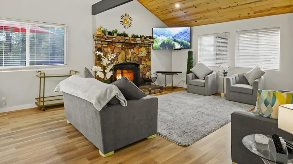 TV and multimedia, Living room, Seating area, Evening entertainment