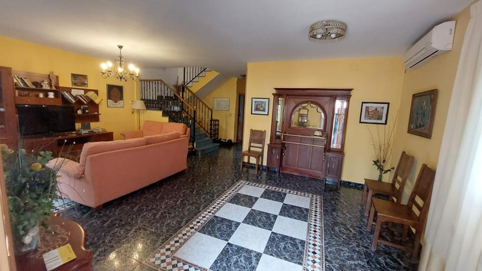 Communal lounge/ TV room, TV and multimedia, Living room, Seating area, Evening entertainment, air conditioner