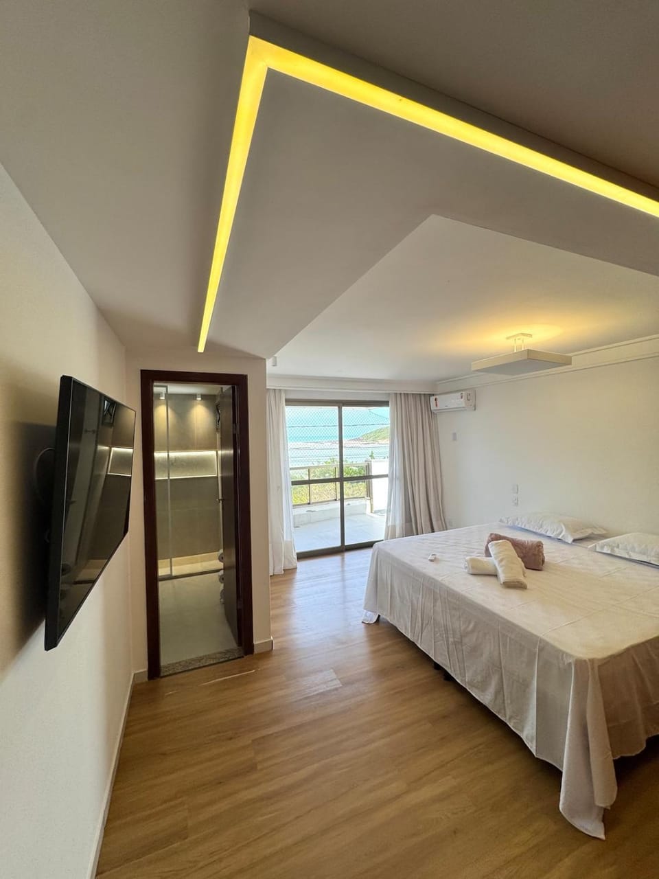 Bed, TV and multimedia, Photo of the whole room, Bedroom, towels