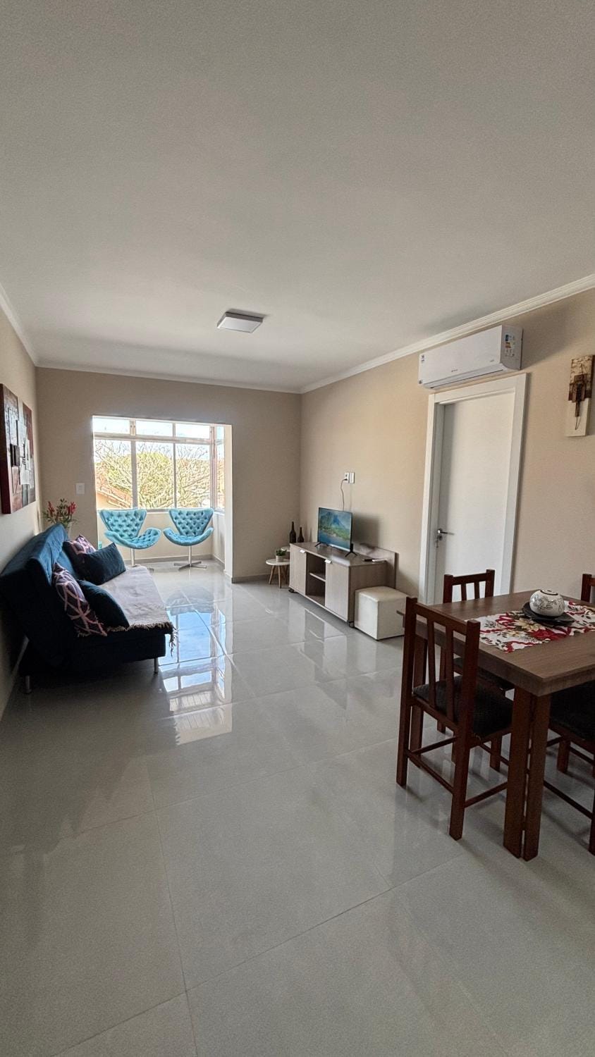 Aconchegante apartamento 2 dormitórios, sendo uma suíte com ar condicionado, Prédio com piscina Apartment in State of Rio Grande do Sul