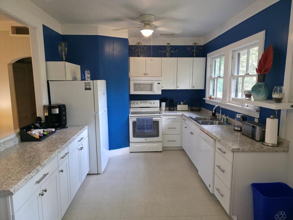 Coffee/tea facilities, Kitchen or kitchenette, microwave, oven, stove