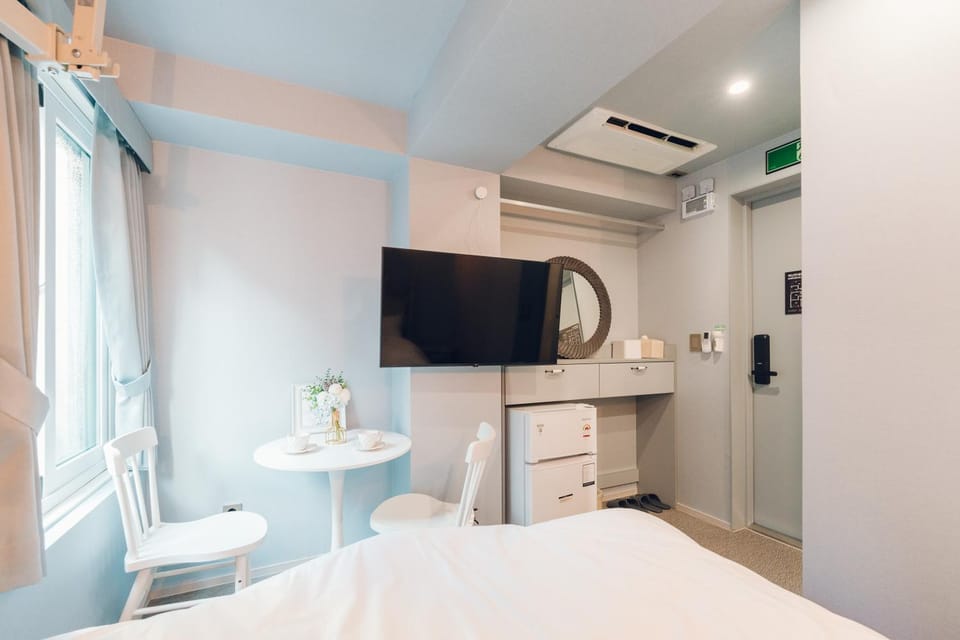 Bed, TV and multimedia, Photo of the whole room, Bedroom