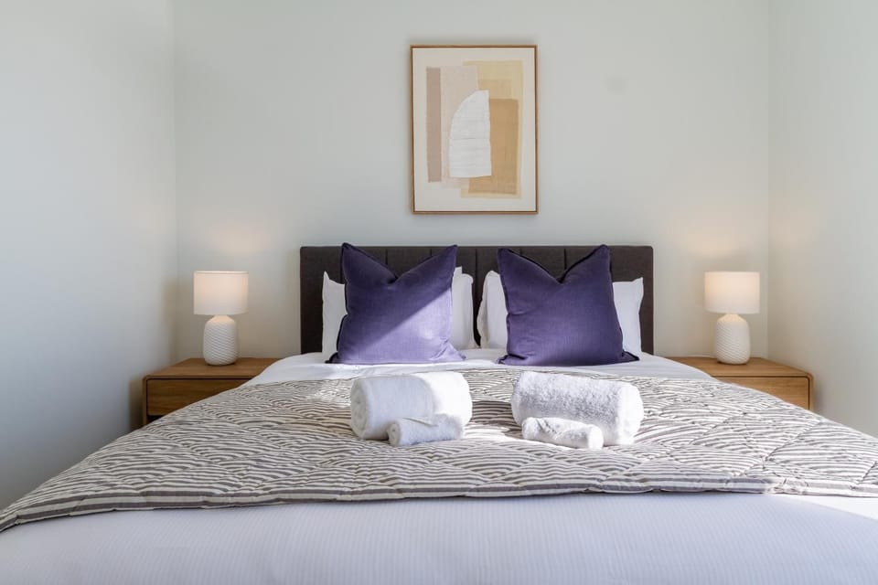 Bed, Photo of the whole room, Bedroom, towels