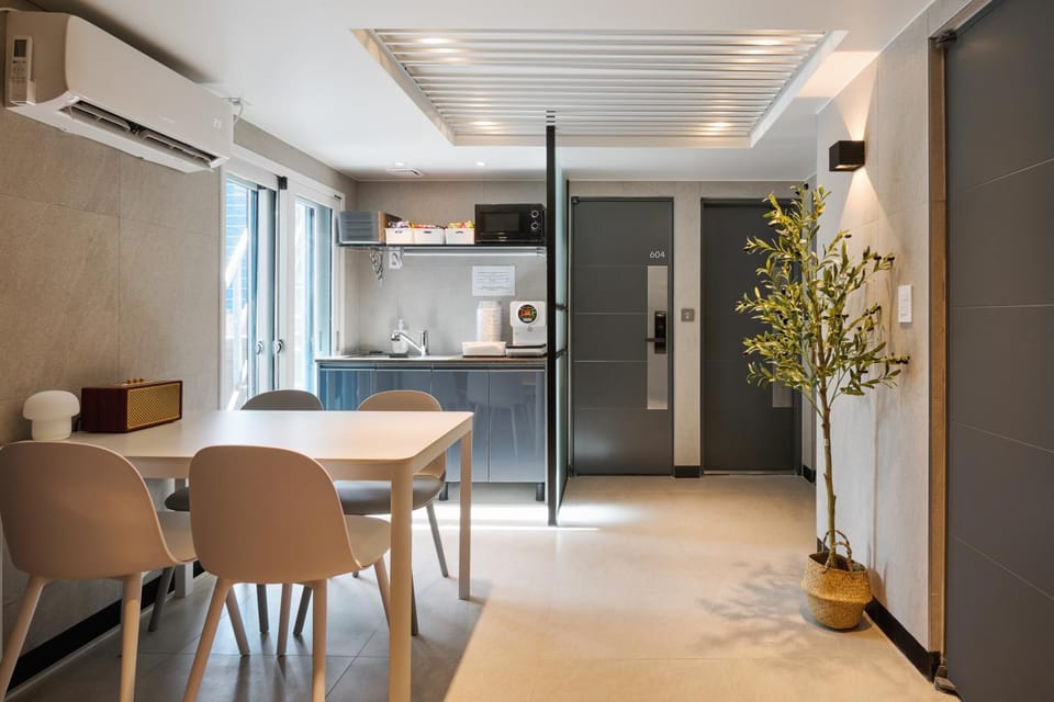 Kitchen or kitchenette, Seating area, Dining area