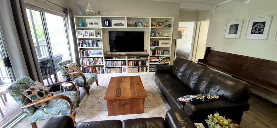 Greville Getaway by Book Jervis Bay - Waterfront Family Stay Sleeps 10 House in Saint Georges Basin