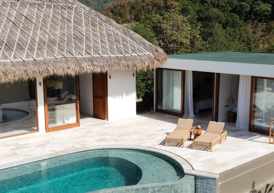 Property building, Balcony/Terrace, Swimming pool