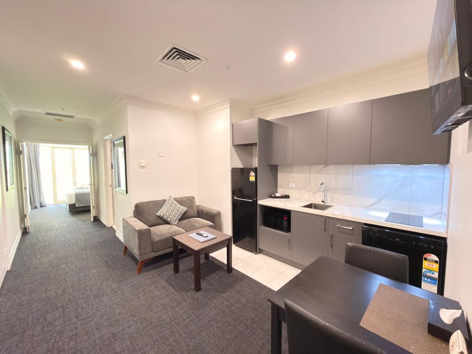 TV and multimedia, Kitchen or kitchenette, Living room, Seating area, Dining area