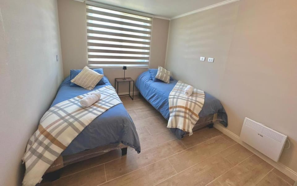 Pucón CENTRO, a pasos del Casino ENJOY, VISTA al VOLCÁN, Departamento NUEVO, Aire Acondicionado, Camas y Plumones ROSEN, 2 Dorm, 2 Baños, 1 Estacionamiento Subterráneo, Terraza, Wifi Alta Velocidad, Ascensor, a pasos de la PLAYA y el LAGO Apartment in Pucon
