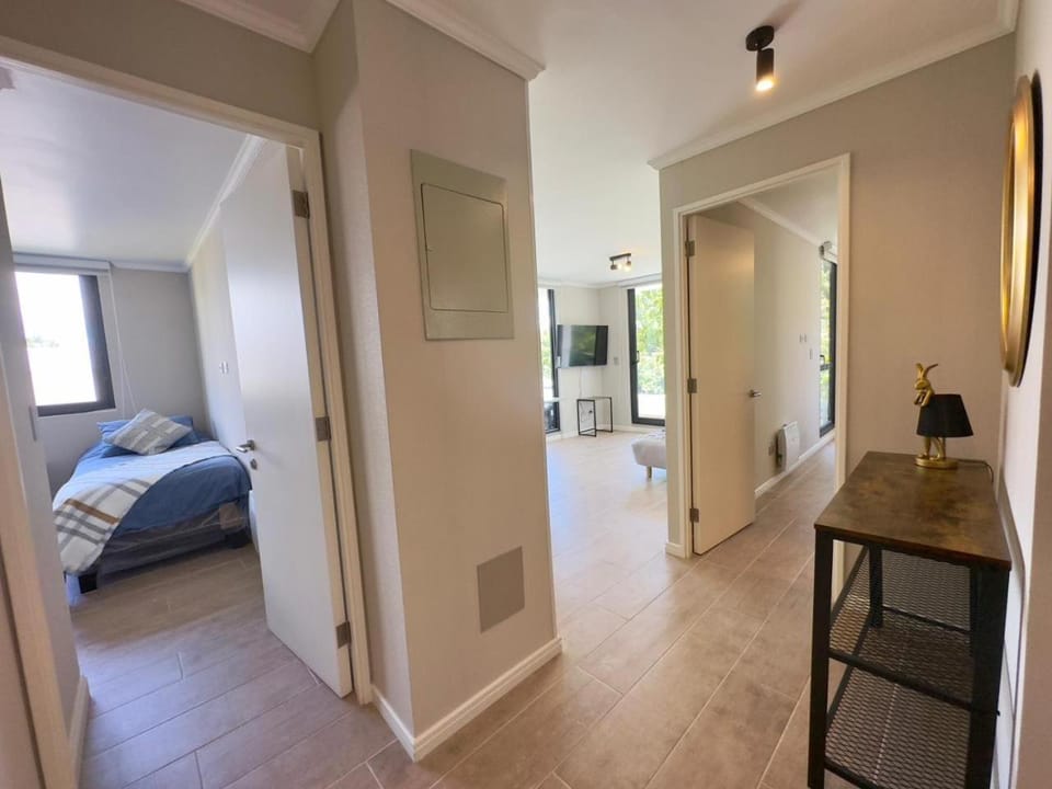 Pucón CENTRO, a pasos del Casino ENJOY, VISTA al VOLCÁN, Departamento NUEVO, Aire Acondicionado, Camas y Plumones ROSEN, 2 Dorm, 2 Baños, 1 Estacionamiento Subterráneo, Terraza, Wifi Alta Velocidad, Ascensor, a pasos de la PLAYA y el LAGO Apartment in Pucon