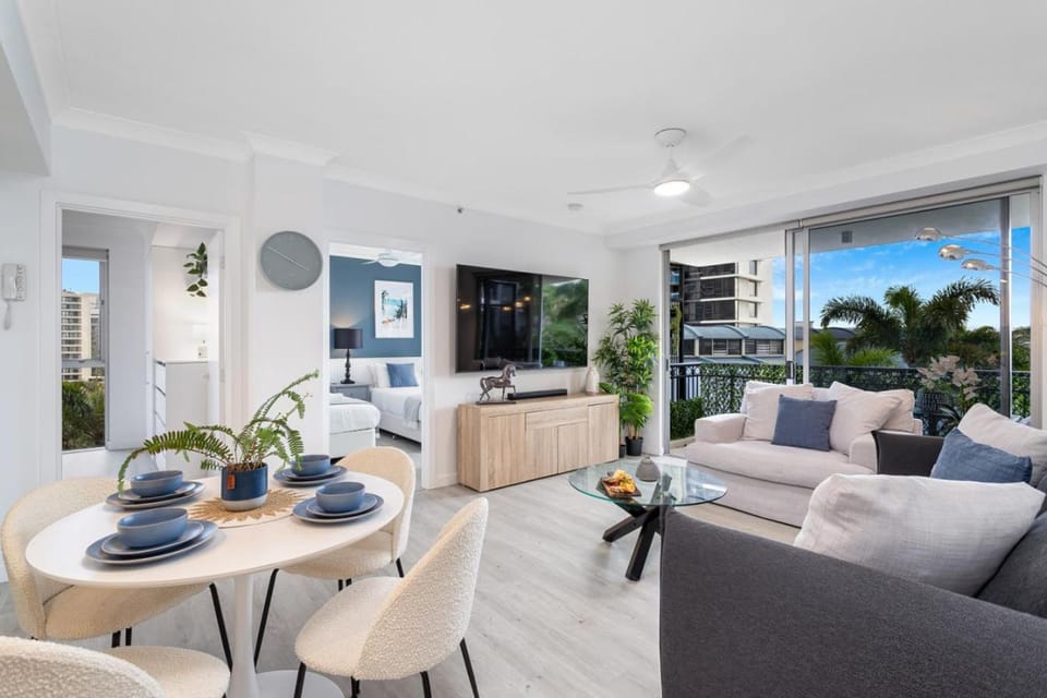 'Elegant Coastal Home from Home' By Inn Paradise Apartment in Surfers Paradise