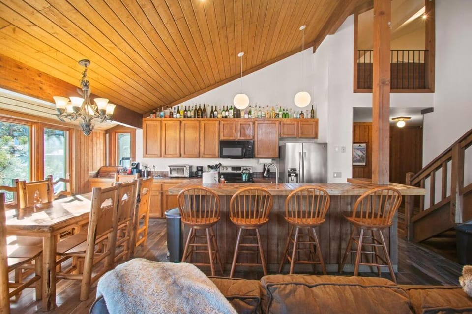 Corner 3BD with Loft! Walk to Canyon and The Village! Apartment in Mammoth Lakes