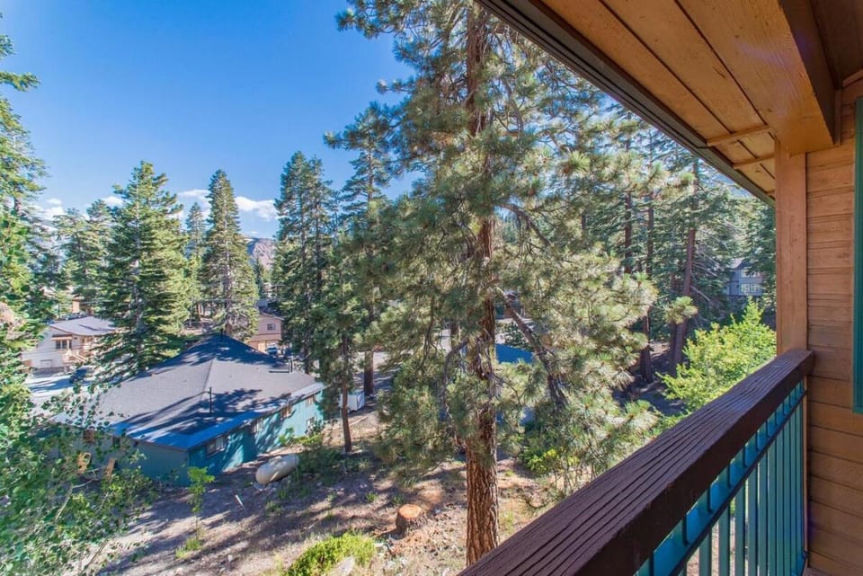 Corner 3BD with Loft! Walk to Canyon and The Village! Apartment in Mammoth Lakes