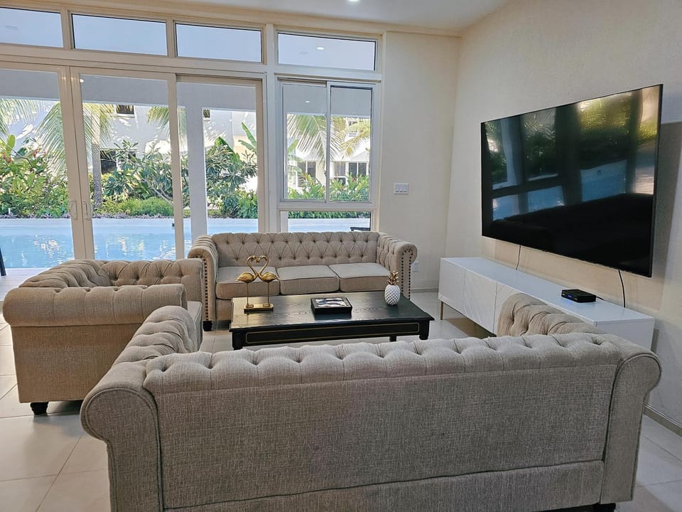 TV and multimedia, Living room, Pool view