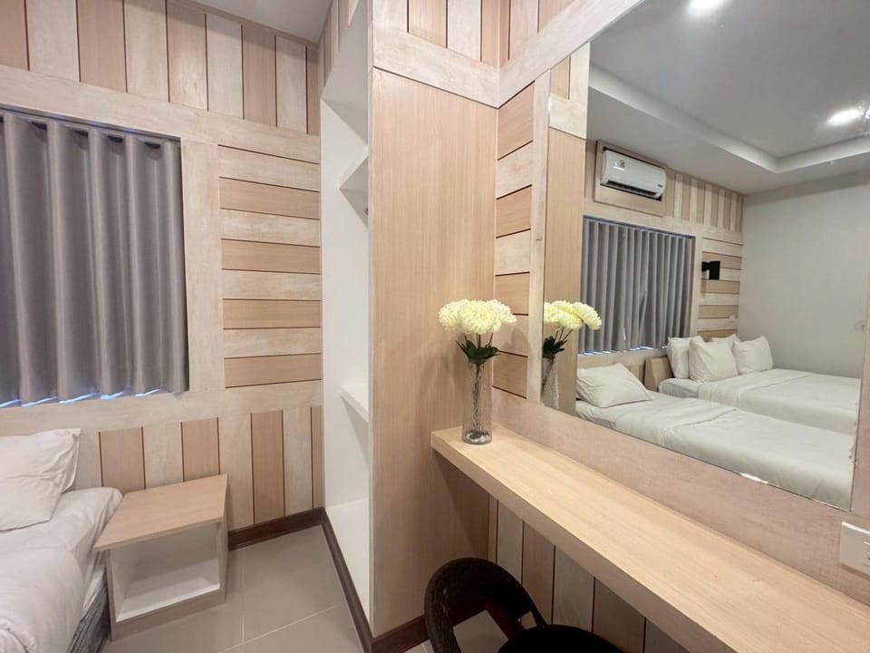 Bed, Seating area