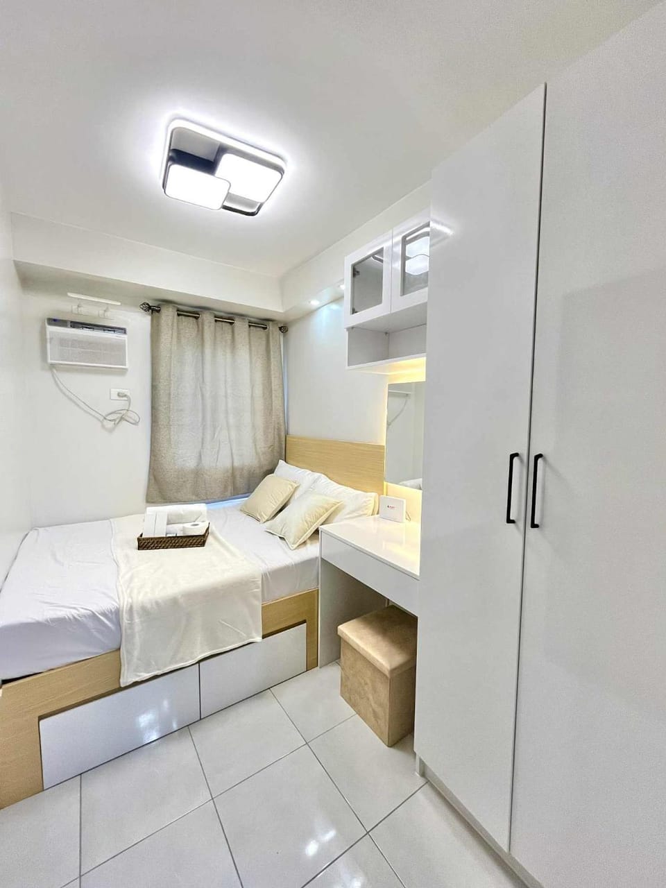 Bed, Bedroom, towels, air conditioner