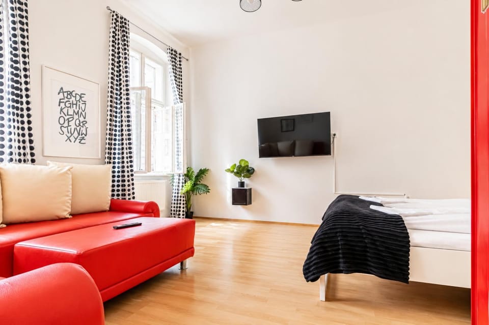 TV and multimedia, Seating area, Bedroom