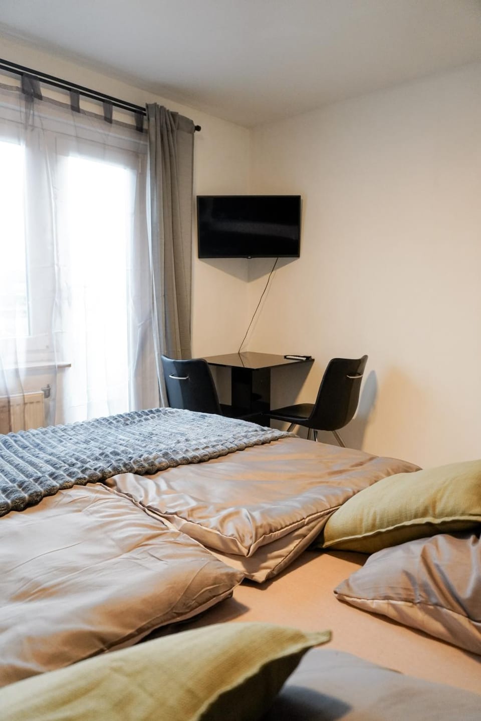 Communal lounge/ TV room, Bed, TV and multimedia, Living room, Photo of the whole room, Seating area, Evening entertainment, Bedroom