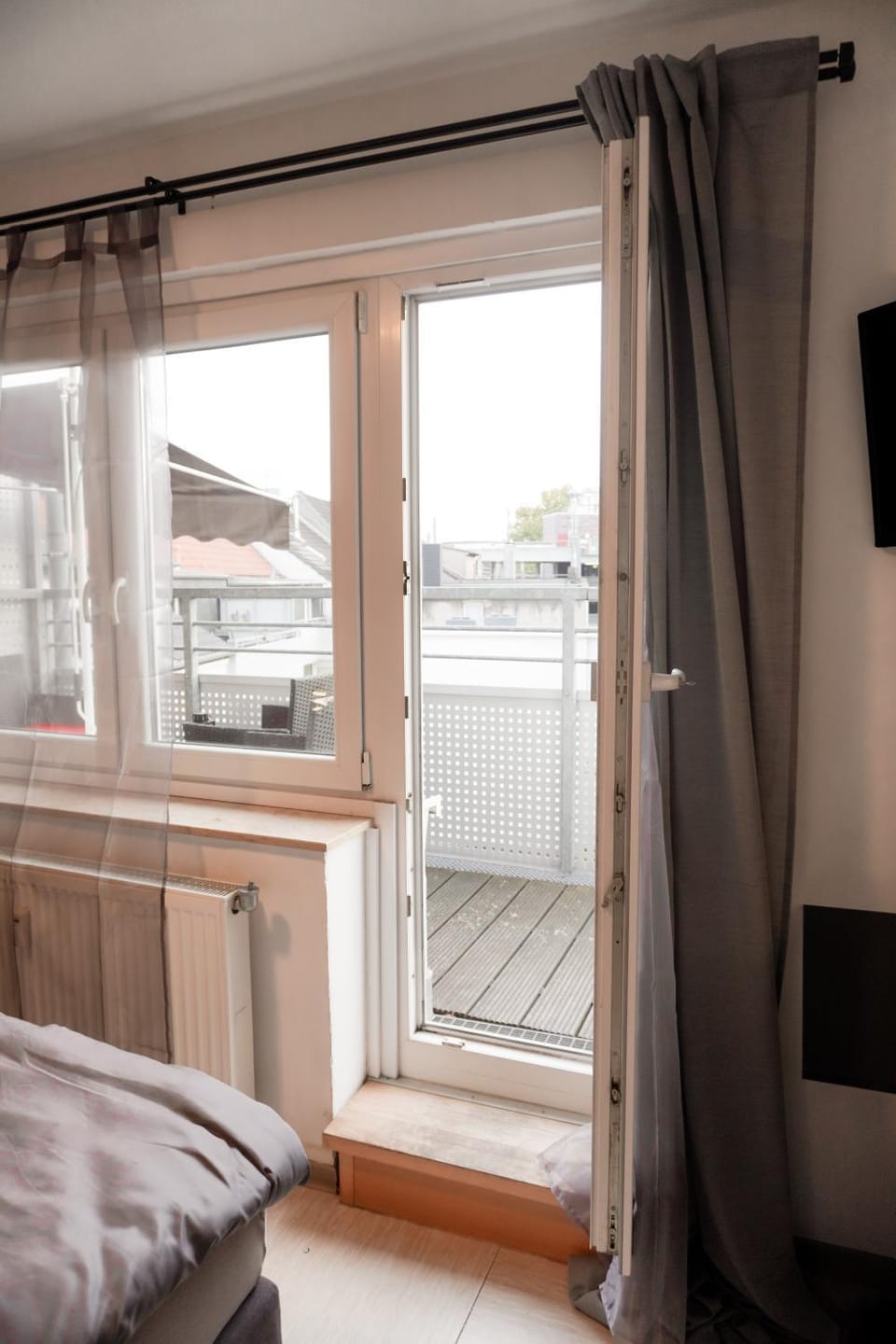 Bed, TV and multimedia, View (from property/room), Balcony/Terrace, Kitchen or kitchenette, Photo of the whole room, Bedroom