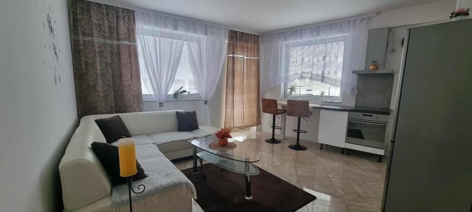 Ubytovanie v centre v apartmánovom dome ENZO s garážovým státím Apartment in Slovakia