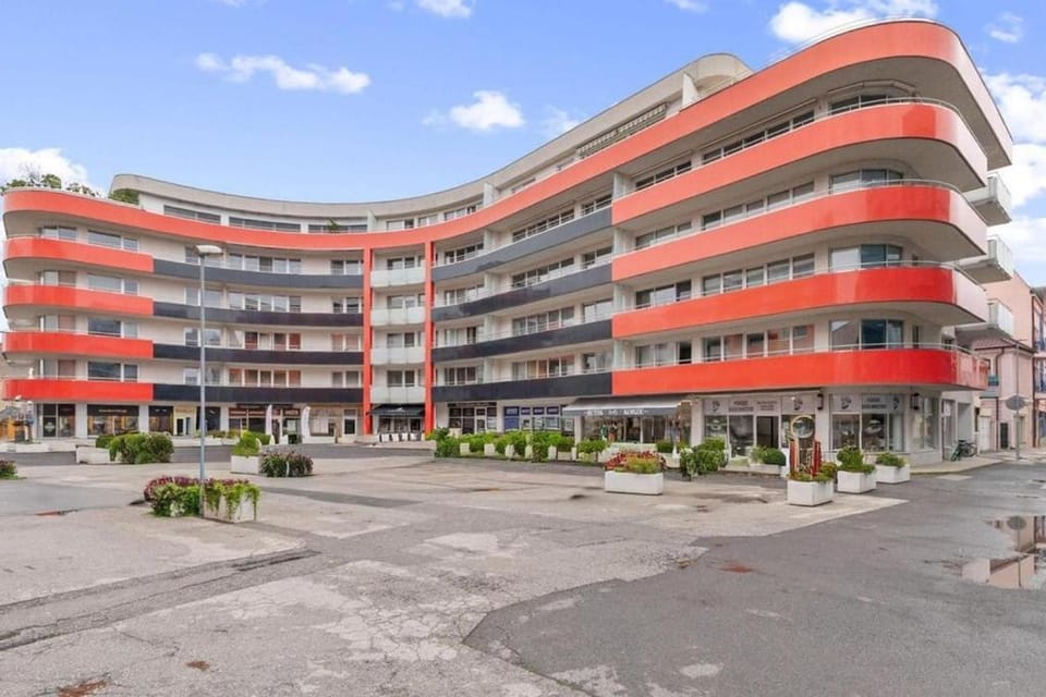 Ubytovanie v centre v apartmánovom dome ENZO s garážovým státím Apartment in Slovakia