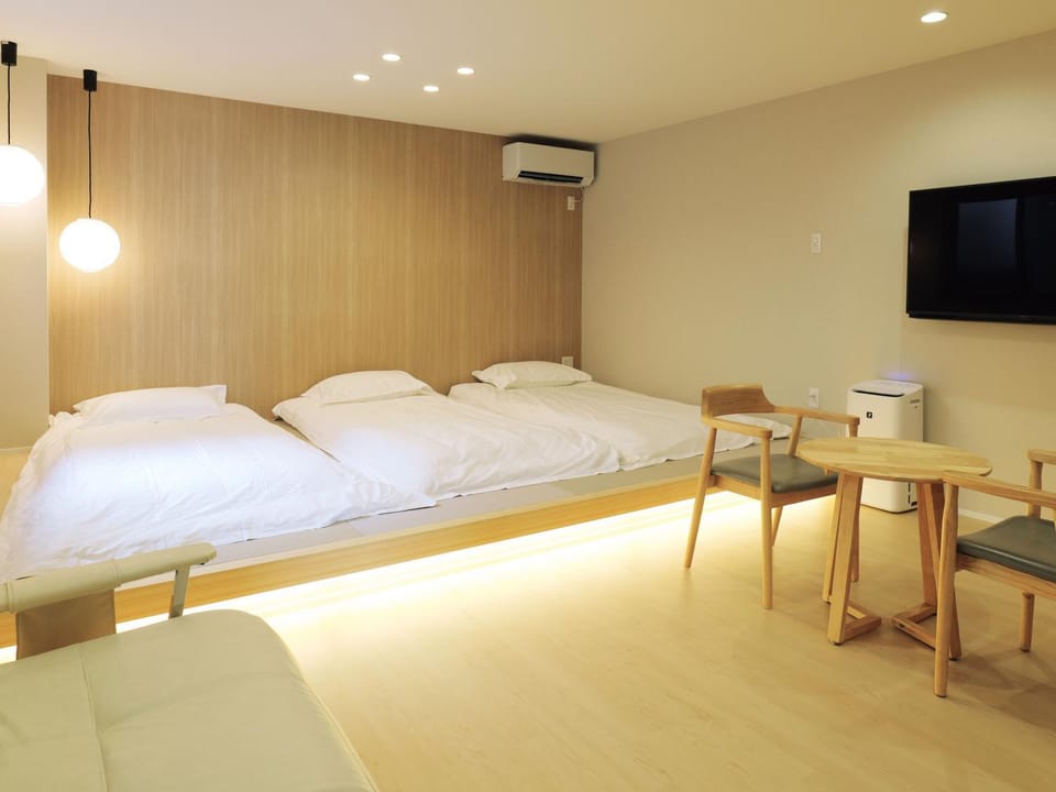 Bed, TV and multimedia, Living room, Photo of the whole room, Seating area, Bedroom, air conditioner