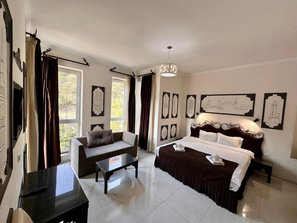 Bed, Living room, Photo of the whole room, Seating area, Bedroom, towels