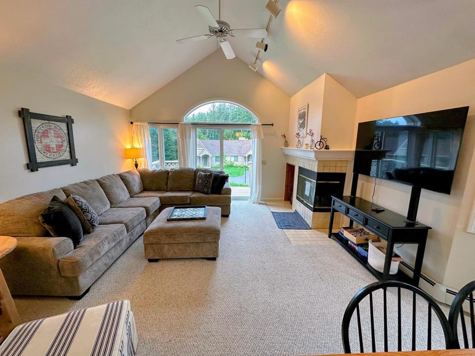 F14 Bretton Woods Condo along golf course short walk from Omni Mount Washington Hotel House in Bretton Woods