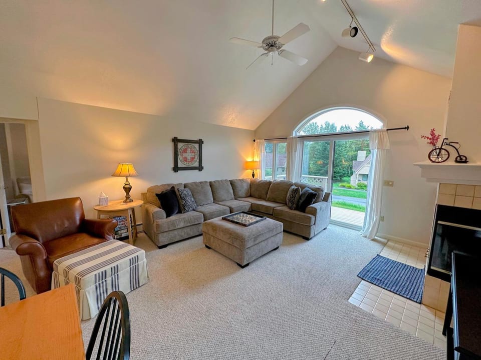F14 Bretton Woods Condo along golf course short walk from Omni Mount Washington Hotel House in Bretton Woods