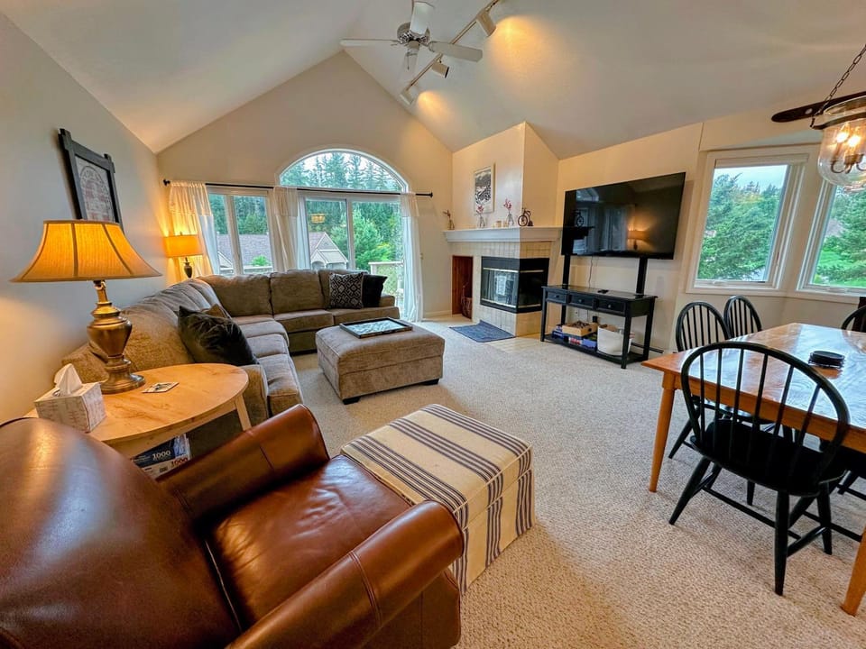 F14 Bretton Woods Condo along golf course short walk from Omni Mount Washington Hotel House in Bretton Woods