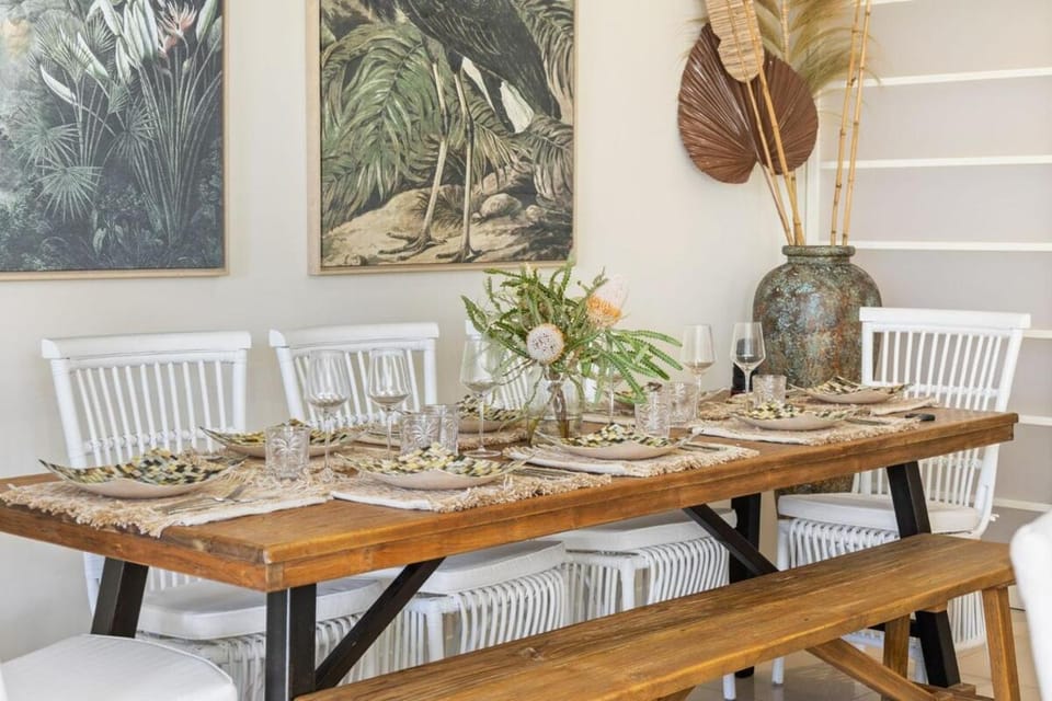 Decorative detail, Seating area, Dining area