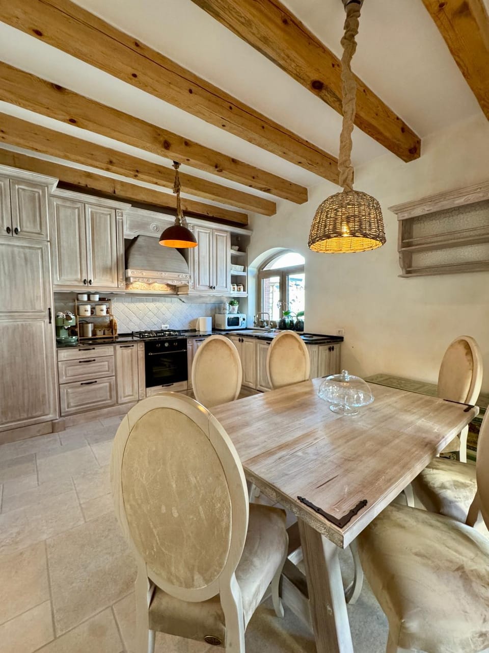Kitchen or kitchenette, Dining area