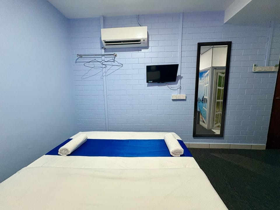 Bed, Photo of the whole room, Bedroom, air conditioner