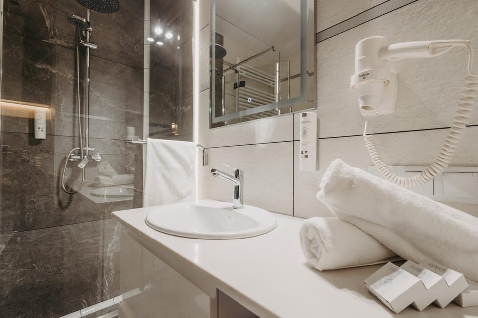 Shower, Toilet, Bathroom, Bath, towels