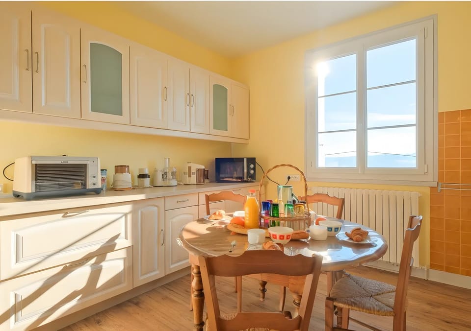Property building, Kitchen or kitchenette, Living room