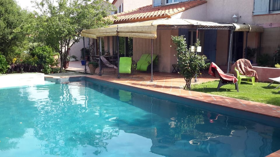 Property building, Day, Swimming pool