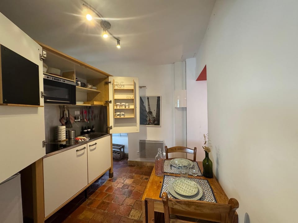 Coffee/tea facilities, Kitchen or kitchenette, Dining area, stove