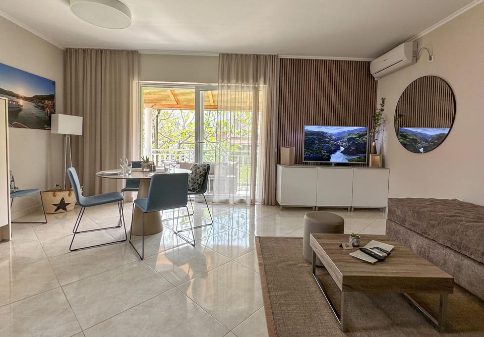 TV and multimedia, Living room, Seating area, Dining area, air conditioner