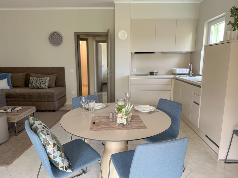 Kitchen or kitchenette, Living room, Seating area, pet friendly, stove