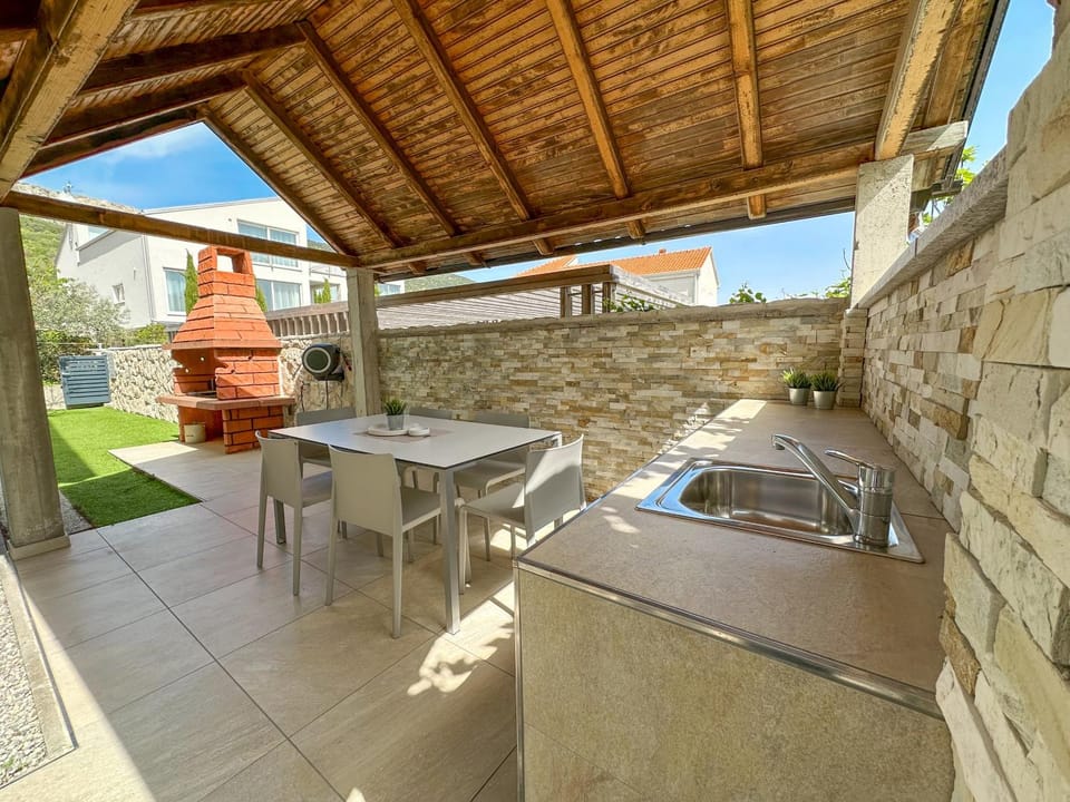 Patio, Day, BBQ facilities, BBQ facilities, Balcony/Terrace, Balcony/Terrace, Kitchen or kitchenette, Dining area