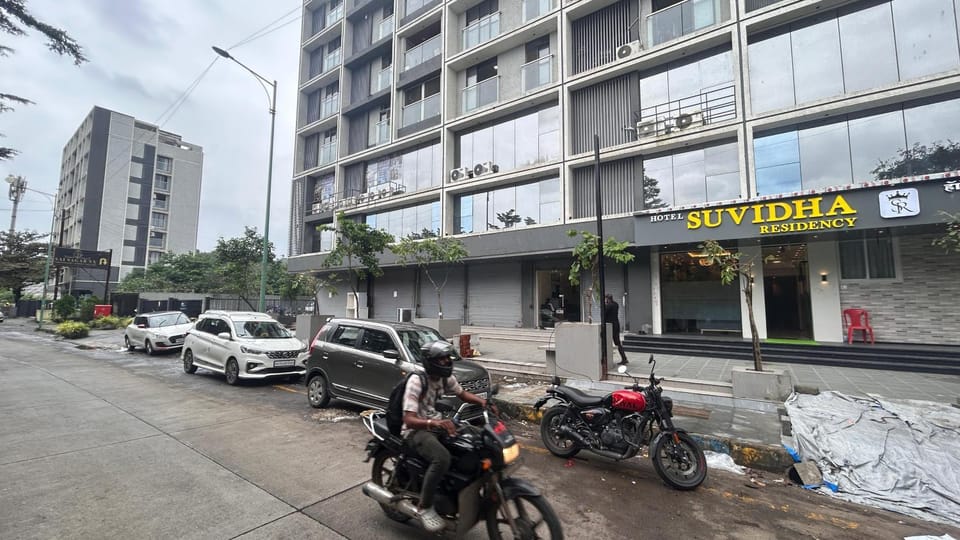 Property building, Day, Neighbourhood, City view, Street view, Location, Parking