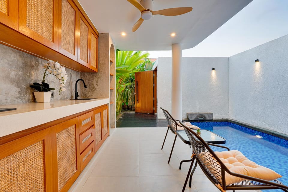 Dining area, Pool view, Swimming pool, sunbed