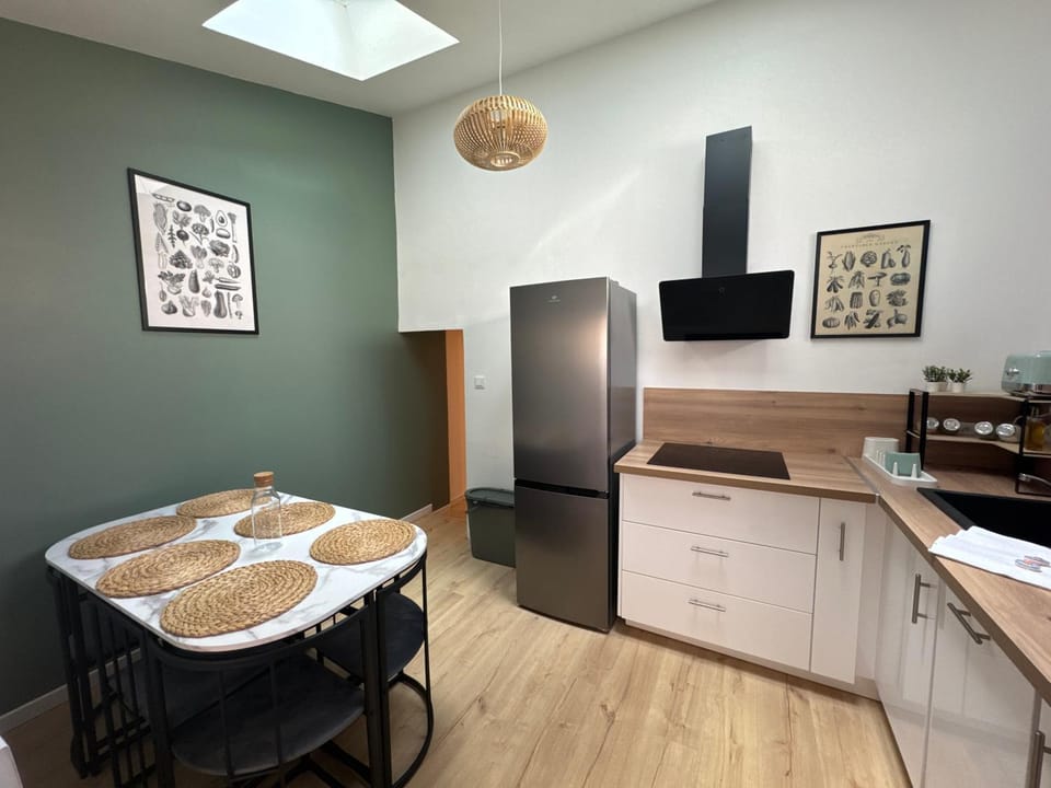 Kitchen or kitchenette, Dining area